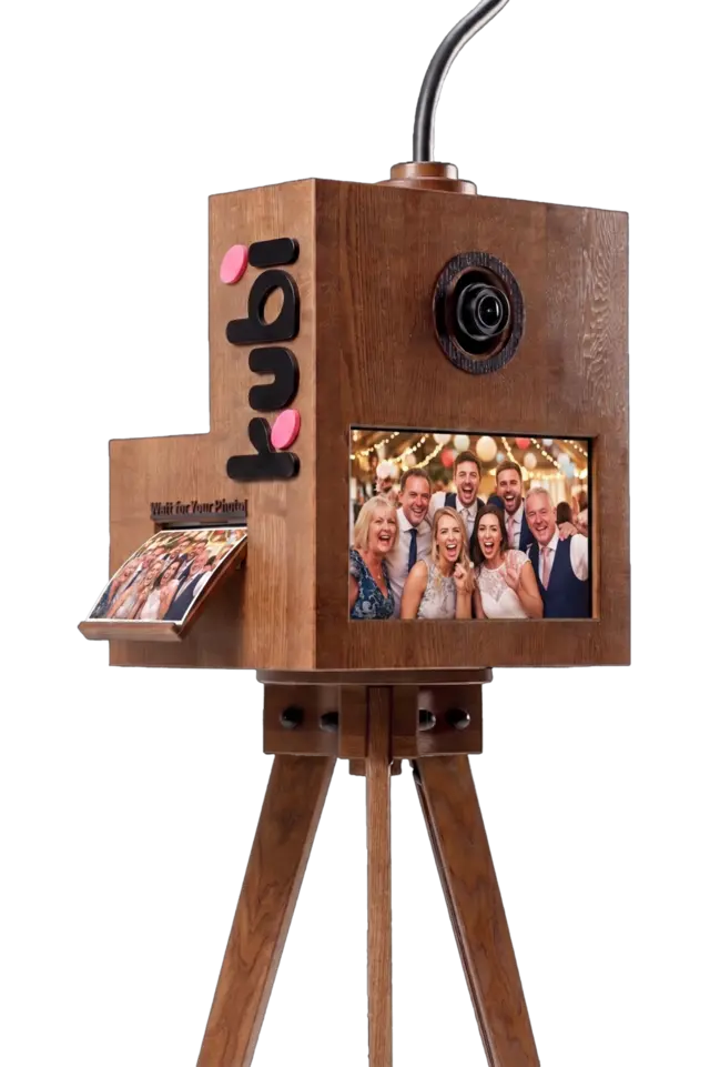 KUBI Photobooth — cabine artisanale en bois massif, photo de groupe en soirée